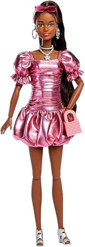 Barbie Deluxe Style Lalka modowa #6 z czarnymi włosami w kitkę, w metalicznej koralowej sukience, z akcesoriami, w tym okularami przeciwsłonecznymi, biżuterią i torebką, zabawka dla dzieci, JFP41