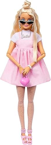 Barbie Deluxe Style Lalka Nr 3 w stroju w stylu Barbiecore, blond włosy z koczkiem, pasteloworóżowa sukienka z dużą kokardą, akcesoria, w tym rajstopy kabaretki, HYV27
